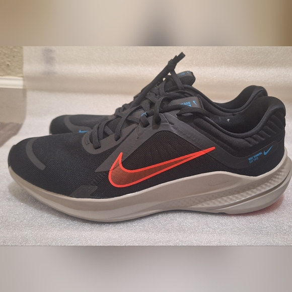 NWOT Nike Quest 5 Men's Sneakers - Picture 3 of 5